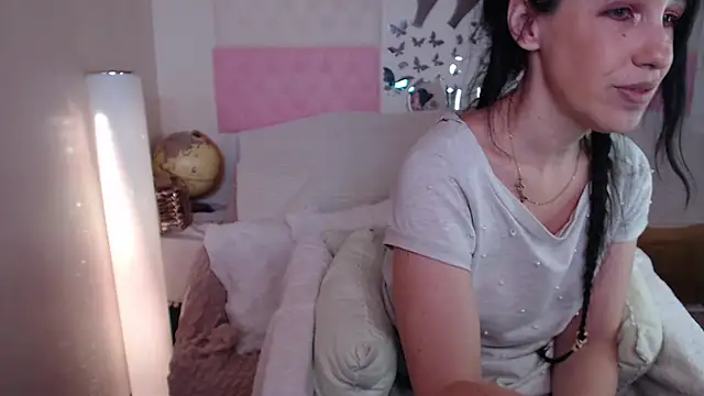 Snapshot of -carla- chatting on November 26, 2025, 2:40 pm -carla- online show from November 26, 2025, 2:40 pm