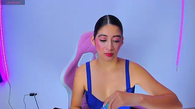 Snapshot of MeganWhite3 chatting on March 11, 2025, 6:43 am MeganWhite3 online show from March 11, 2025, 6:43 am