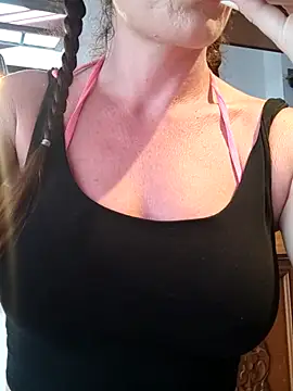 Snapshot of LilliThelo chatting on February 25, 2025, 9:24 pm LilliThelo online show from February 25, 2025, 9:24 pm