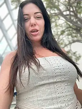 Snapshot of LilliThelo chatting on October 22, 2025, 4:35 am LilliThelo online show from October 22, 2025, 4:35 am