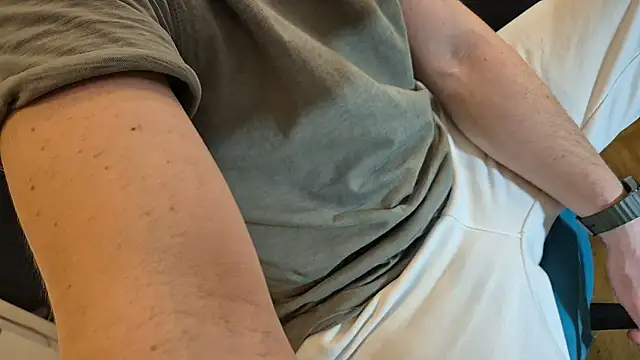 -luckybong- online show from March 27, 2026, 11:15 pm