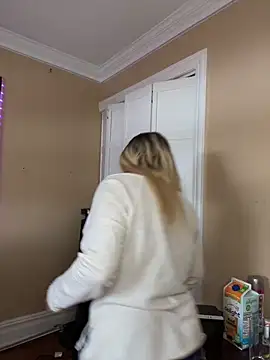 Snapshot of LittleMissEeve chatting on February 15, 2025, 4:12 pm LittleMissEeve online show from February 15, 2025, 4:12 pm