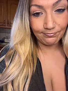 Snapshot of LittleMissEeve chatting on March 4, 2025, 10:05 pm LittleMissEeve online show from March 4, 2025, 10:05 pm