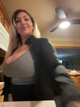 Snapshot of LittleMissEeve chatting on March 17, 2025, 1:03 am LittleMissEeve online show from March 17, 2025, 1:03 am