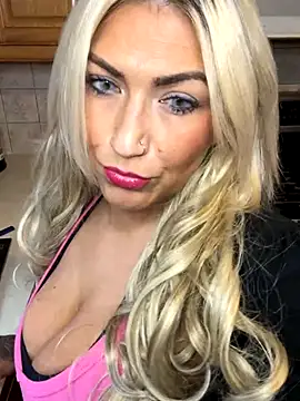 Snapshot of LittleMissEeve chatting on September 19, 2025, 11:05 pm LittleMissEeve online show from September 19, 2025, 11:05 pm