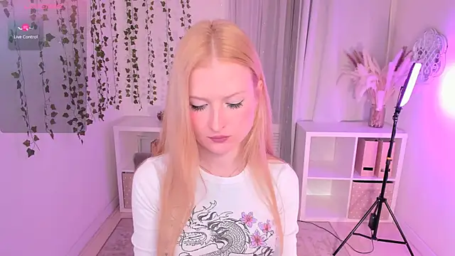 Snapshot of Laly_Peach chatting on December 23, 2024, 3:23 pm Laly Peach online show from December 23, 2024, 3:23 pm