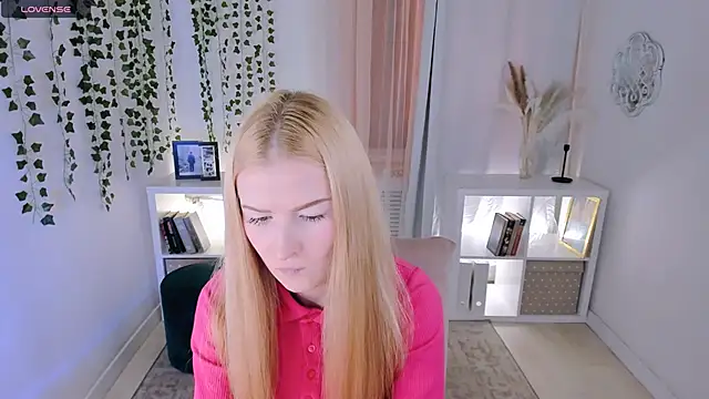 Snapshot of Laly_Peach chatting on November 22, 2025, 12:04 pm Laly Peach online show from November 22, 2025, 12:04 pm