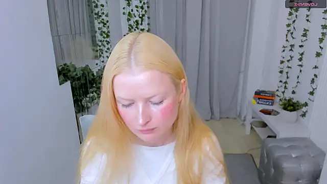 Snapshot of Laly_Peach chatting on May 27, 2026, 11:07 am Laly Peach online show from May 27, 2026, 11:07 am
