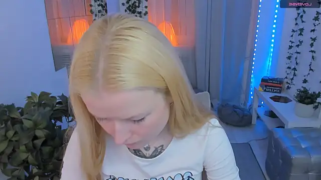 Snapshot of Laly_Peach chatting on June 3, 2026, 11:57 am Laly Peach online show from June 3, 2026, 11:57 am