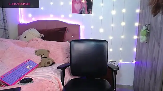 Snapshot of camy_doll chatting on November 26, 2025, 8:32 pm camy doll online show from November 26, 2025, 8:32 pm