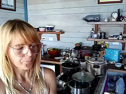 Snapshot of Luna-Natural chatting on January 15, 2025, 6:51 pm Luna-Natural online show from January 15, 2025, 6:51 pm