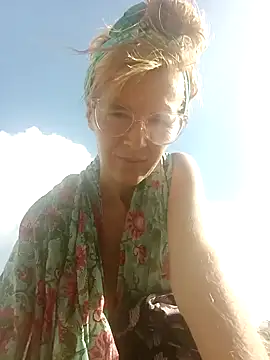 Snapshot of Luna-Natural chatting on January 27, 2025, 2:13 pm Luna-Natural online show from January 27, 2025, 2:13 pm