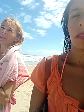 Snapshot of Luna-Natural chatting on February 5, 2025, 4:36 pm Luna-Natural online show from February 5, 2025, 4:36 pm