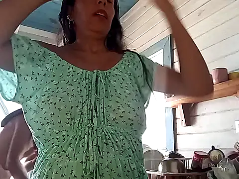 Snapshot of Luna-Natural chatting on February 7, 2025, 4:24 pm Luna-Natural online show from February 7, 2025, 4:24 pm