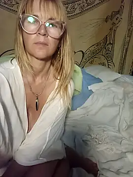 Snapshot of Luna-Natural chatting on February 13, 2025, 4:00 am Luna-Natural online show from February 13, 2025, 4:00 am