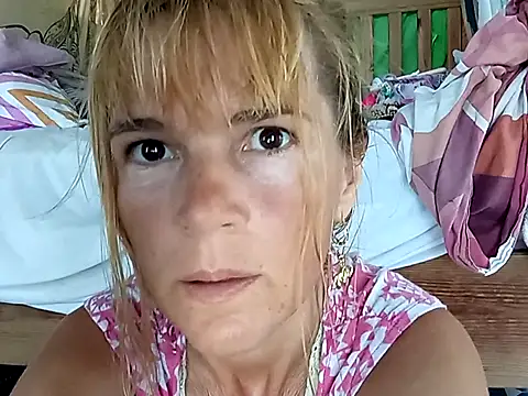 Snapshot of Luna-Natural chatting on March 5, 2025, 5:29 pm Luna-Natural online show from March 5, 2025, 5:29 pm