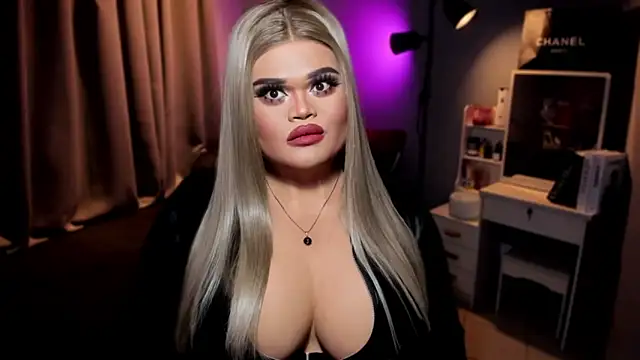 Snapshot of KarolinaThompson chatting on December 1, 2024, 10:43 pm KarolinaThompson online show from December 1, 2024, 10:43 pm