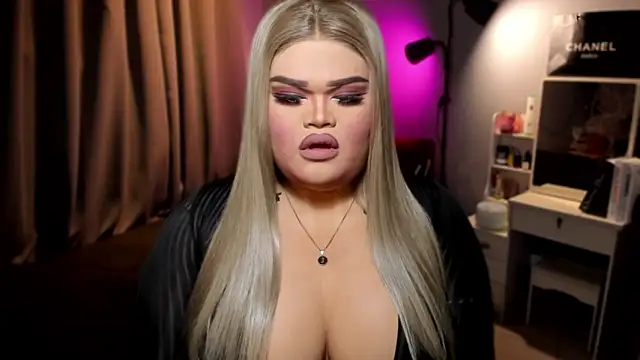 Snapshot of KarolinaThompson chatting on December 3, 2024, 6:38 pm KarolinaThompson online show from December 3, 2024, 6:38 pm