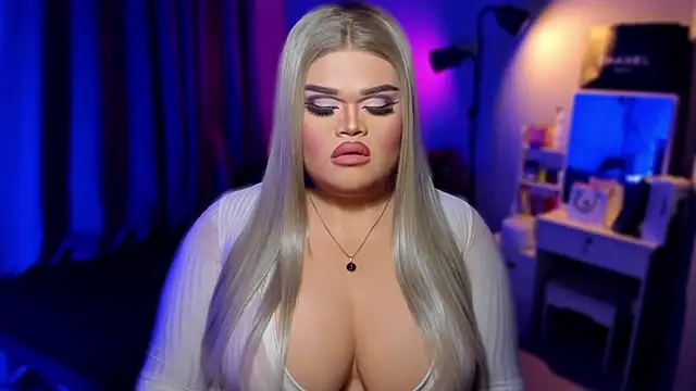 Snapshot of KarolinaThompson chatting on December 13, 2024, 10:19 am KarolinaThompson online show from December 13, 2024, 10:19 am