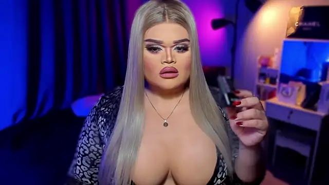 Snapshot of KarolinaThompson chatting on December 15, 2024, 4:15 pm KarolinaThompson online show from December 15, 2024, 4:15 pm