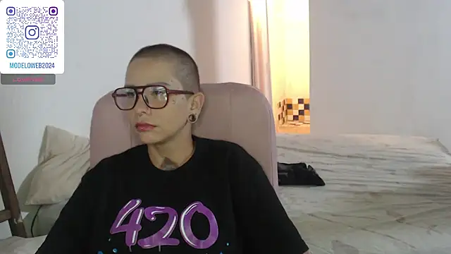 Snapshot of moon_cat85 chatting on February 5, 2025, 10:55 pm moon cat85 online show from February 5, 2025, 10:55 pm