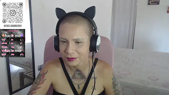 Snapshot of moon_cat85 chatting on March 5, 2025, 7:27 pm moon cat85 online show from March 5, 2025, 7:27 pm