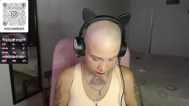 Snapshot of moon_cat85 chatting on March 6, 2025, 10:04 pm moon cat85 online show from March 6, 2025, 10:04 pm