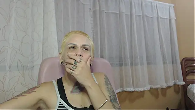 Snapshot of moon_cat85 chatting on October 16, 2025, 2:56 am moon cat85 online show from October 16, 2025, 2:56 am