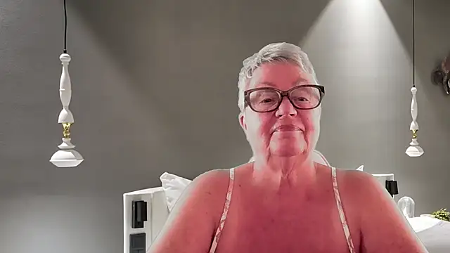 GrannyChrissy68 online show from February 8, 2026, 10:57 pm