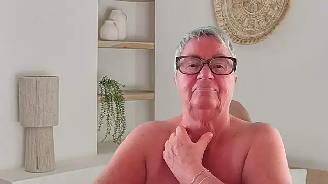 GrannyChrissy68 online show from April 29, 2026, 9:32 pm