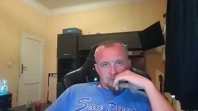 Snapshot of MrWhitePL chatting on June 4, 2026, 4:46 pm MrWhitePL online show from June 4, 2026, 4:46 pm