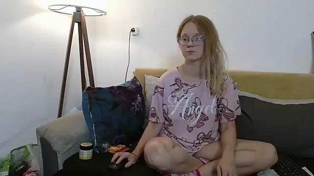 Snapshot of little-leni chatting on November 4, 2025, 7:46 pm little-leni online show from November 4, 2025, 7:46 pm