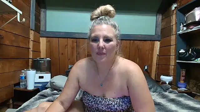 lisaxlovexxx online show from June 10, 2026, 4:45 am