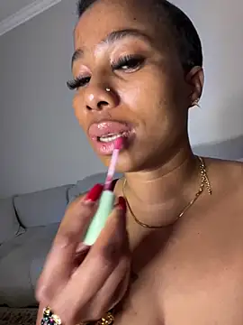 Snapshot of CurvyDesire1 chatting on June 18, 2026, 11:31 pm CurvyDesire1 online show from June 18, 2026, 11:31 pm
