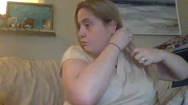 Snapshot of Hleigh327 chatting on June 2, 2026, 5:26 pm Hleigh327 online show from June 2, 2026, 5:26 pm