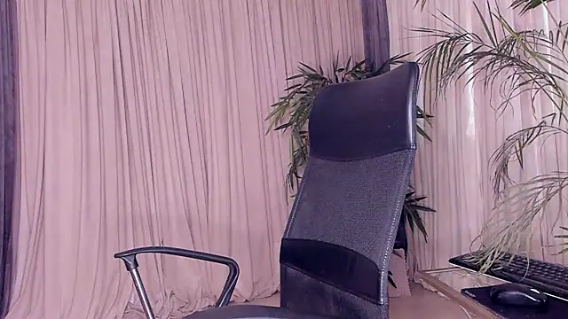 Snapshot of daisyd001 chatting on February 3, 2025, 8:02 am daisyd001 online show from February 3, 2025, 8:02 am