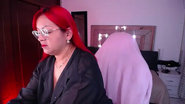 salomecastro  online show from October 13, 2025, 3:28 am