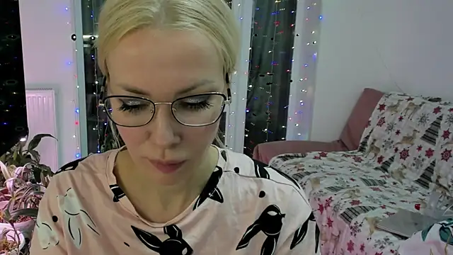 Snapshot of BowToYourWeakness chatting on December 28, 2024, 6:40 pm BowToYourWeakness online show from December 28, 2024, 6:40 pm