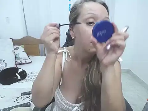 yeslluisa online show from October 10, 2025, 9:58 pm