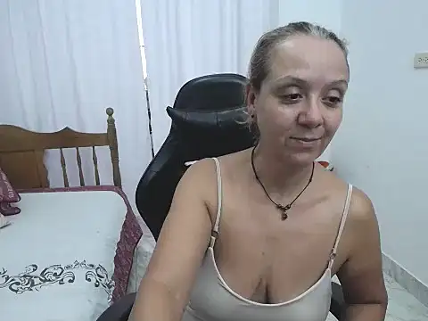 yeslluisa online show from May 5, 2026, 7:55 pm