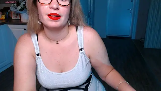 Snapshot of HotTiffani chatting on September 10, 2025, 3:23 pm HotTiffani online show from September 10, 2025, 3:23 pm