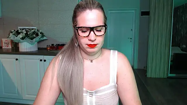 Snapshot of HotTiffani chatting on September 14, 2025, 3:11 pm HotTiffani online show from September 14, 2025, 3:11 pm