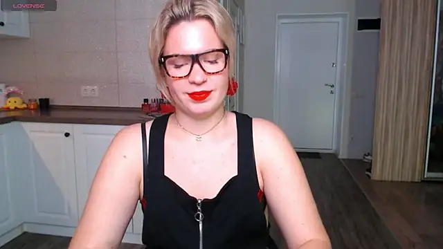 Snapshot of HotTiffani chatting on September 24, 2025, 9:45 am HotTiffani online show from September 24, 2025, 9:45 am