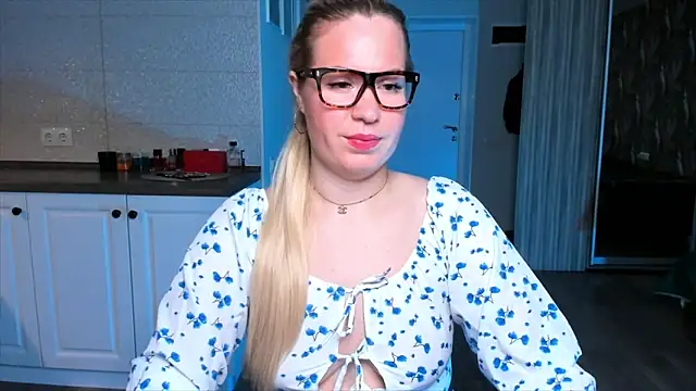 Snapshot of HotTiffani chatting on October 21, 2025, 6:03 am HotTiffani online show from October 21, 2025, 6:03 am