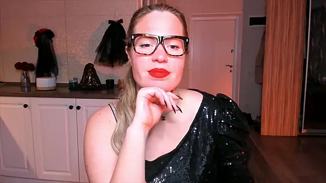 Snapshot of HotTiffani chatting on October 26, 2025, 12:33 pm HotTiffani online show from October 26, 2025, 12:33 pm