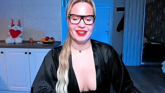 Snapshot of HotTiffani chatting on November 17, 2025, 6:52 am HotTiffani online show from November 17, 2025, 6:52 am