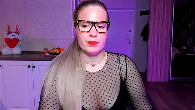 Snapshot of HotTiffani chatting on November 26, 2025, 3:35 pm HotTiffani online show from November 26, 2025, 3:35 pm