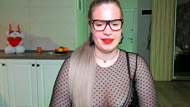 Snapshot of HotTiffani chatting on November 30, 2025, 7:12 am HotTiffani online show from November 30, 2025, 7:12 am