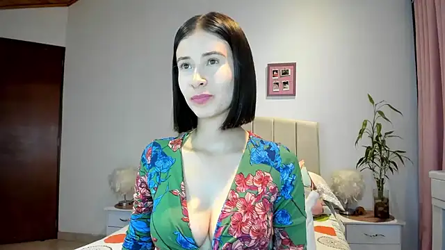 Snapshot of macarena_vallejo chatting on December 6, 2024, 1:18 am macarena vallejo online show from December 6, 2024, 1:18 am