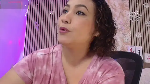 JuliRamirez online show from December 17, 2025, 11:16 am